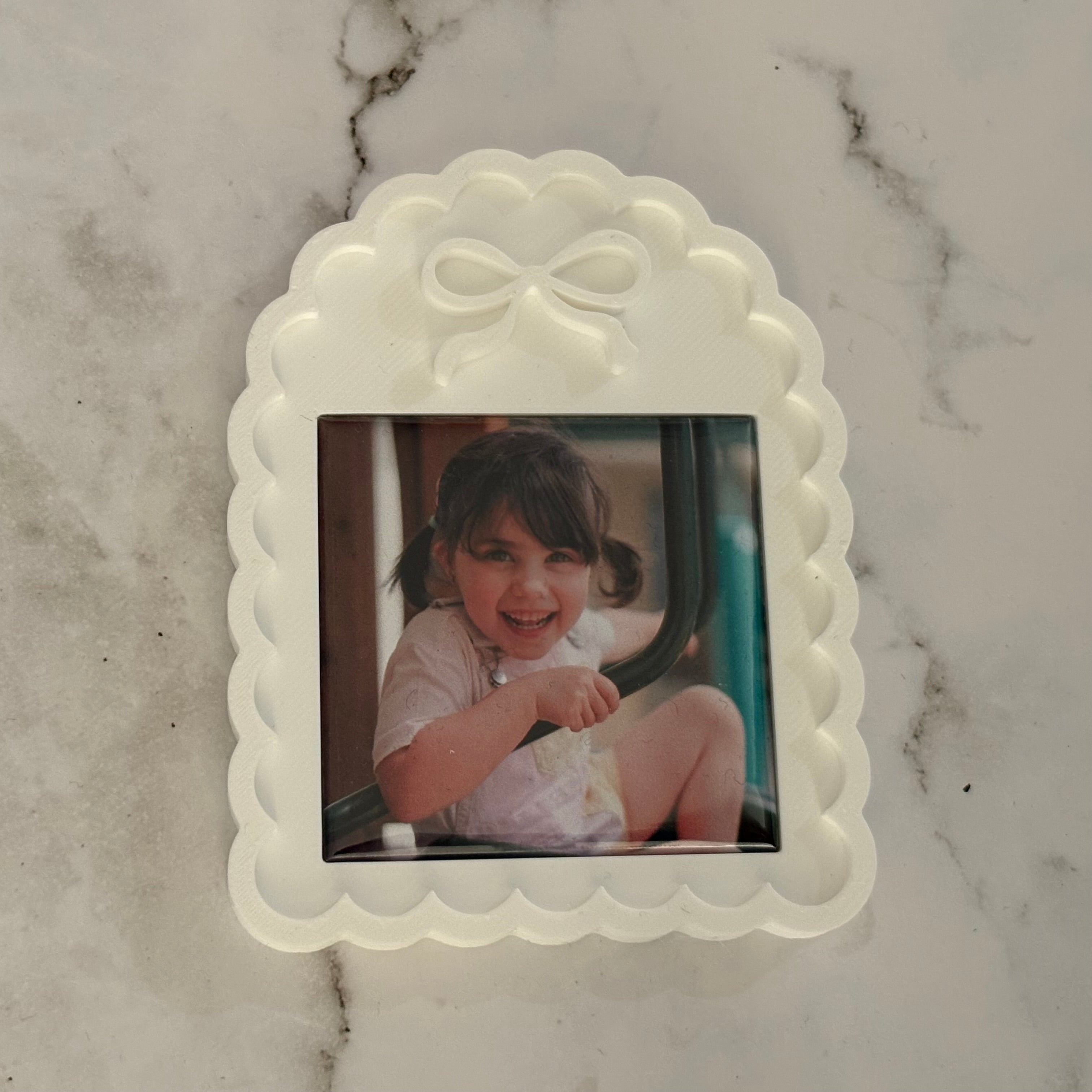 Arched Scalloped Edge Magnet Frame | Bow Design
